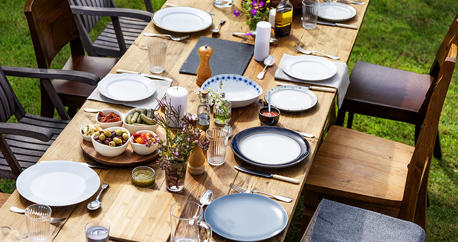 How To Set Your Outdoor Christmas Table